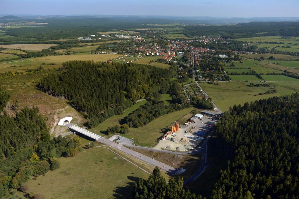 Die Schobsetalbrücke (Links: Das Südportal Tunnel Lohmeberg, Rechts: Das Nordportal Tunnel Brandkopf)